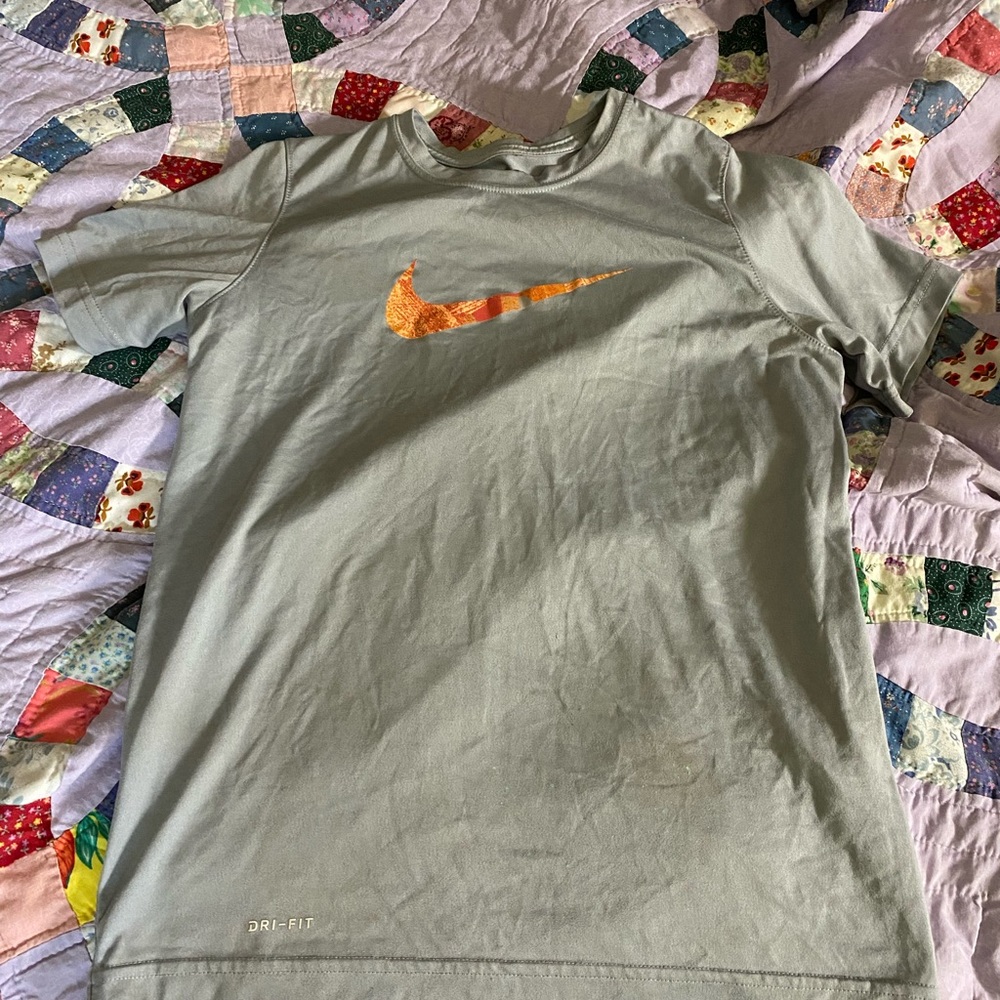 Boy’s Nike shirt. Gray/orange logo. Youth Large